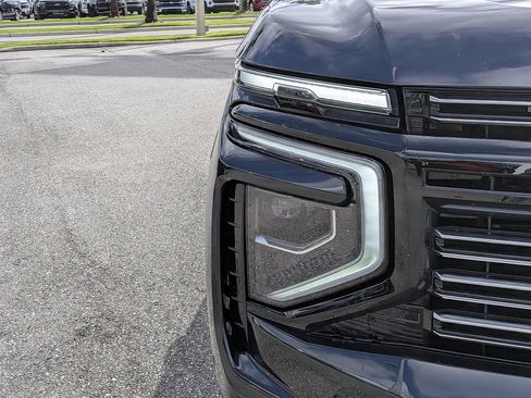 Certified 2025 Chevrolet Suburban High Country AWD/4WD image 9