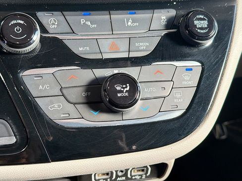 Used 2023 Chrysler Pacifica Touring-L image 15