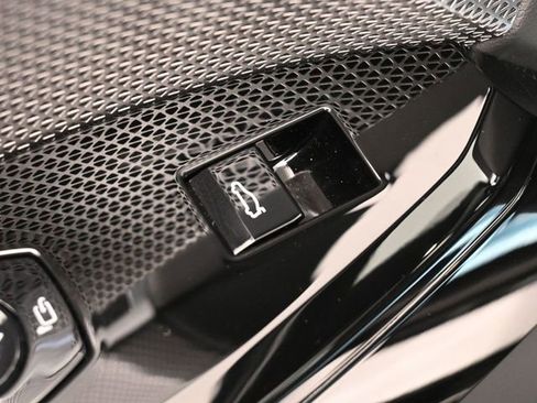 New 2025 BMW 750e xDrive w/ Premium Package image 33