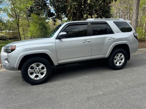 Used 2016 Toyota 4Runner SR5 AWD/4WD image 3