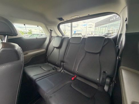 Used 2025 Kia Carnival EX FWD image 7