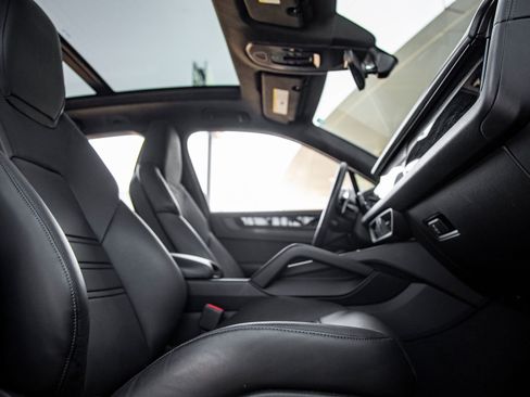 Certified 2025 Porsche Cayenne GTS AWD/4WD image 46