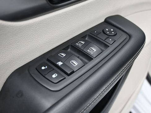 Used 2023 Chrysler Pacifica Touring-L FWD image 28