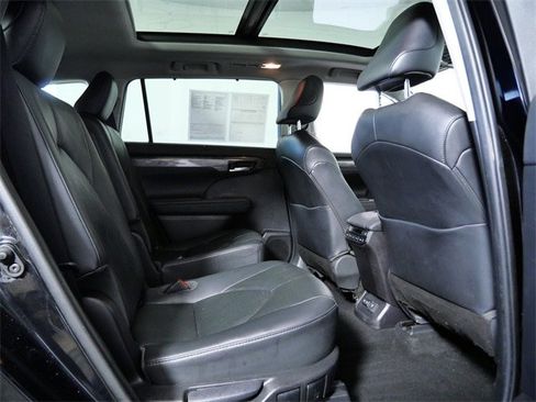 Used 2020 Toyota Highlander Platinum image 12