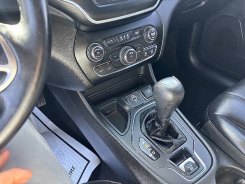 Used 2021 Jeep Cherokee Latitude Plus FWD image 14
