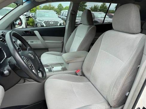 Used 2013 Toyota Highlander FWD w/ Cold Weather Pkg image 10