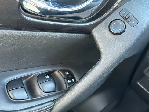 Used 2018 Nissan Rogue SV AWD/4WD image 17
