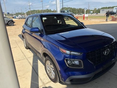 Used 2021 Hyundai Venue SE image 2