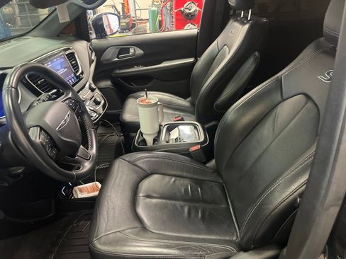 Used 2018 Chrysler Pacifica Touring-L w/ S Appearance Package FWD image 5