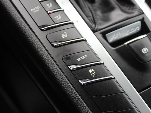Used 2018 Porsche Macan Sport Edition AWD/4WD image 33
