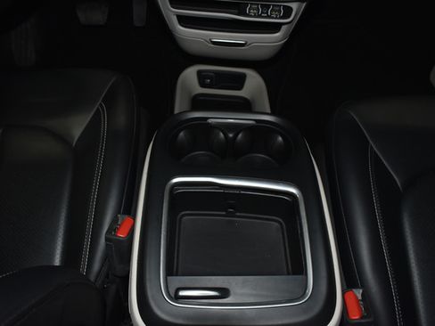 Certified 2024 Chrysler Pacifica Touring-L FWD image 24