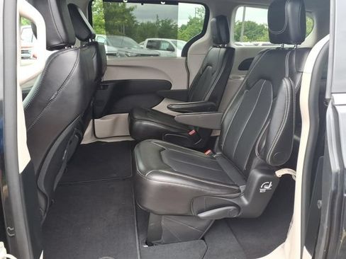 Used 2024 Chrysler Pacifica Touring-L FWD image 20