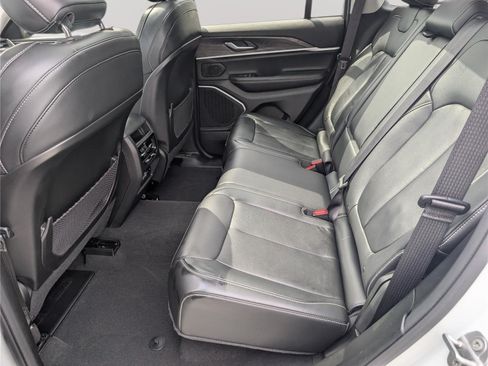 Used 2022 Jeep Grand Cherokee Limited AWD/4WD image 15