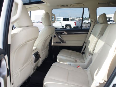 Used 2021 Lexus GX 460 Luxury w/ Sport Design Package AWD/4WD image 18