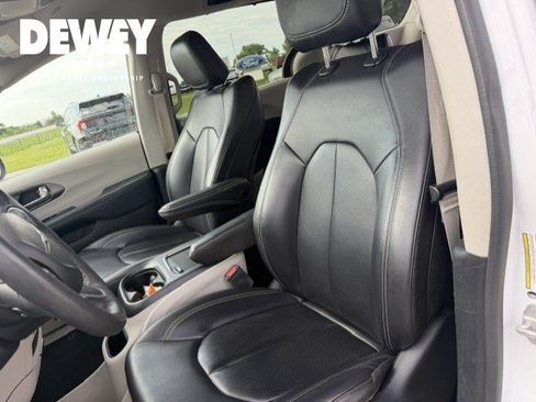 Used 2023 Chrysler Pacifica Touring-L FWD image 11