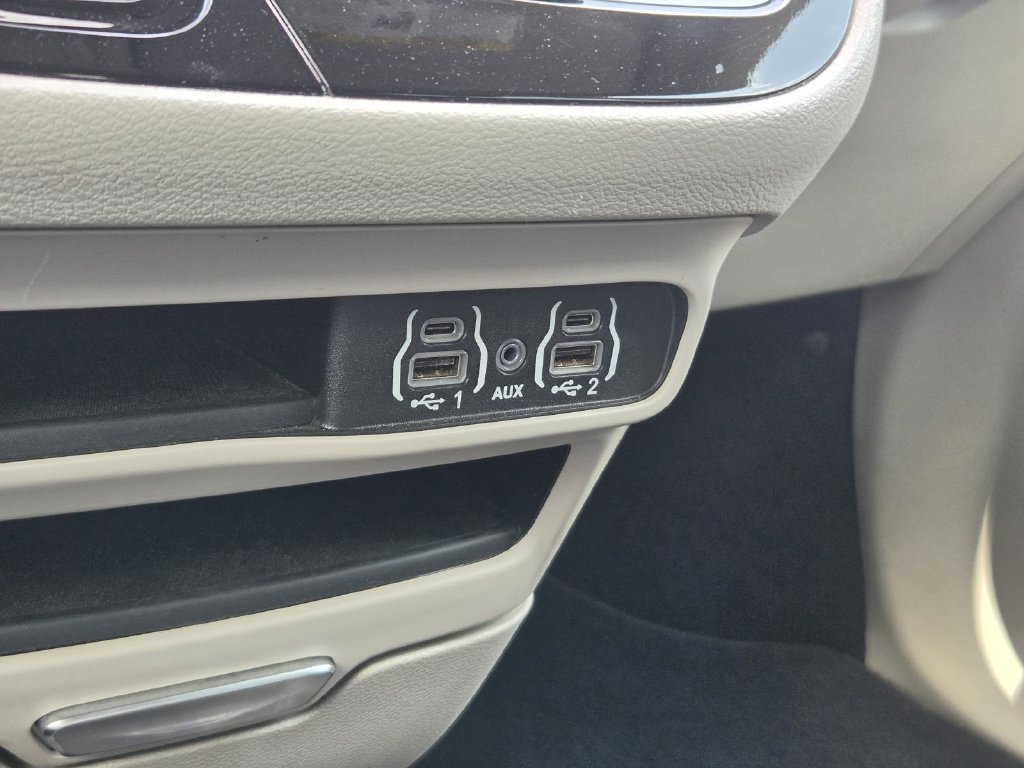 Used 2024 Chrysler Pacifica Touring-L FWD image 23