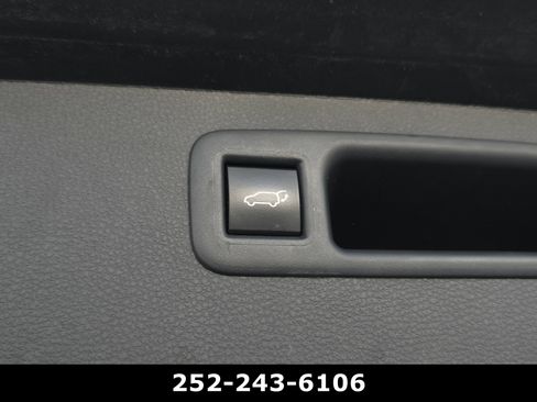 Used 2023 Toyota Highlander XLE FWD image 34