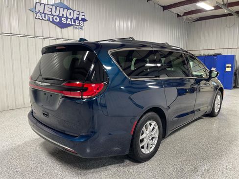 Used 2022 Chrysler Pacifica Touring-L image 7