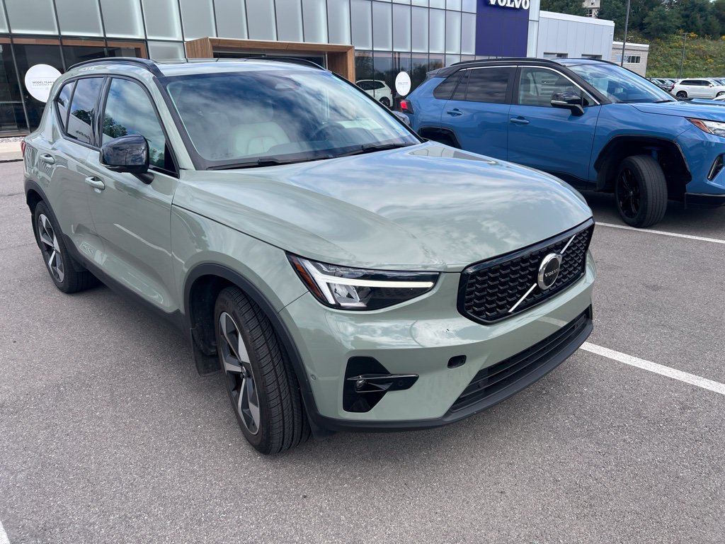 Used 2023 Volvo XC40 B5 Plus w/ Driver Assist Package AWD/4WD image 6