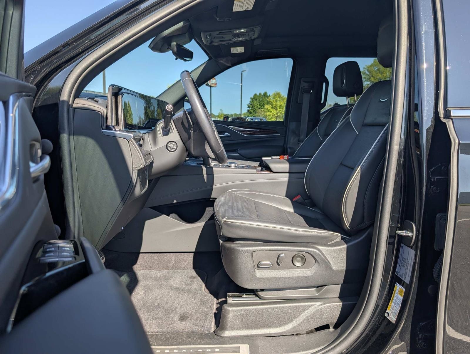 Used 2022 Cadillac Escalade Premium Luxury RWD image 13