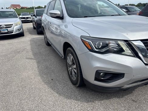 Used 2018 Nissan Pathfinder SV AWD/4WD image 2