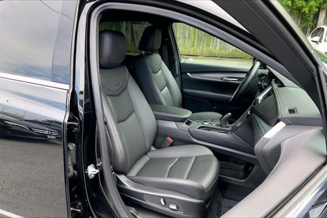 Used 2025 Cadillac XT5 Luxury w/ LPO, Floor Liner Package AWD/4WD image 6