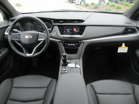 New 2025 Cadillac XT6 Luxury image 11