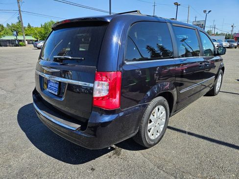 Used 2011 Chrysler Town & Country Touring-L w/ Entertainment Group #2 FWD image 5