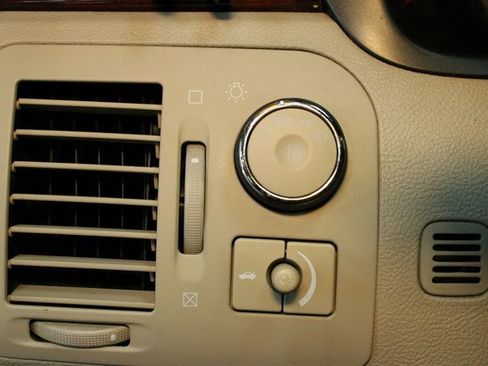 Used 2010 Cadillac DTS Premium image 19