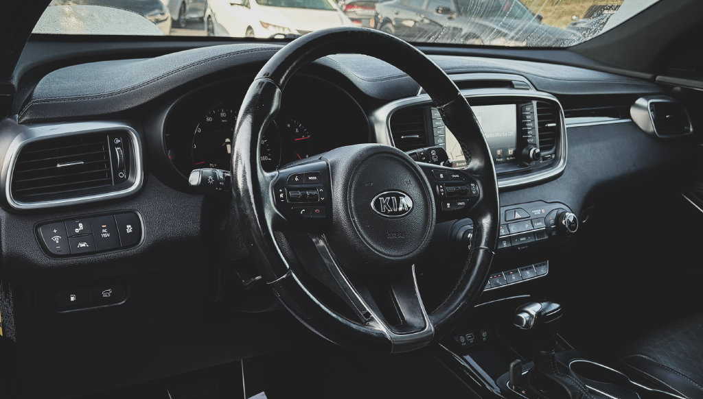 Used 2016 Kia Sorento SX w/ SXL Technology Package FWD image 2