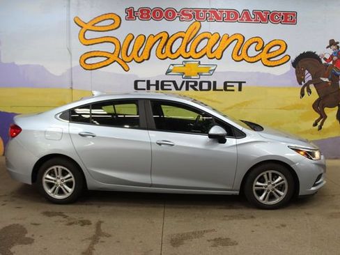 Used 2018 Chevrolet Cruze LT FWD image 1