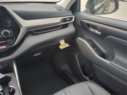 New 2026 Toyota Highlander XLE image 17