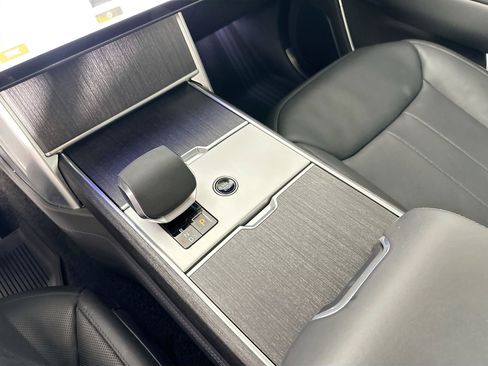 Certified 2025 Land Rover Range Rover SE image 27