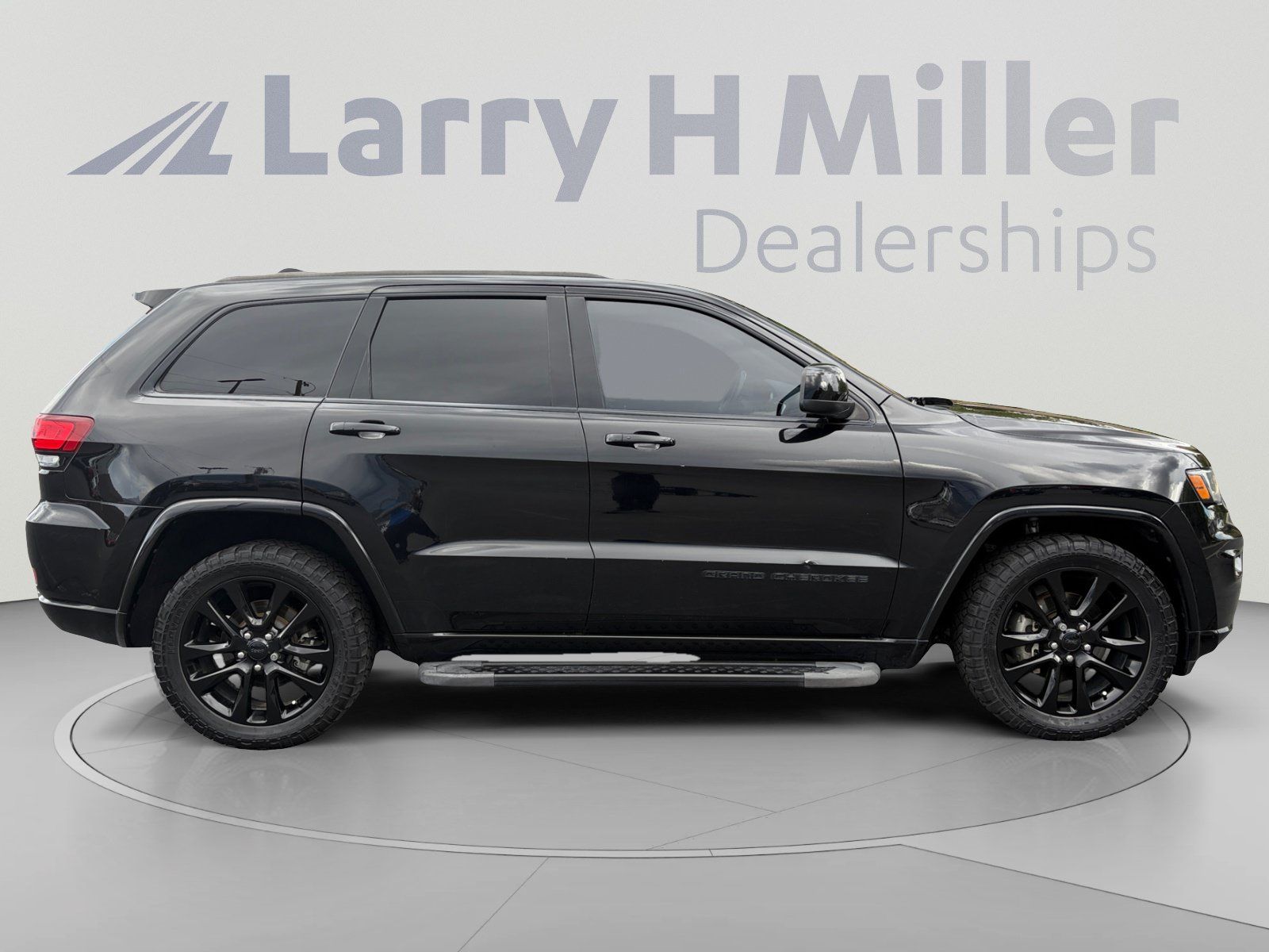 Used 2018 Jeep Grand Cherokee Altitude RWD image 6