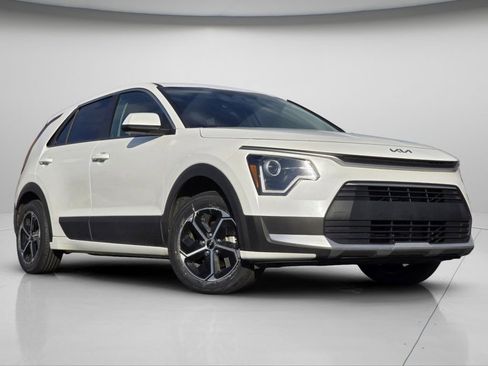 Used 2023 Kia Niro LX image 2