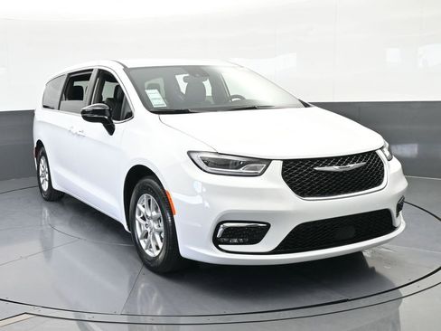 New 2026 Chrysler Pacifica Select image 9