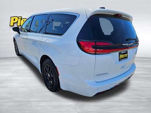 Used 2024 Chrysler Pacifica Touring-L FWD image 8