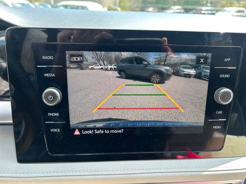 Used 2025 Volkswagen Taos SE w/ Panoramic Sunroof Package image 19