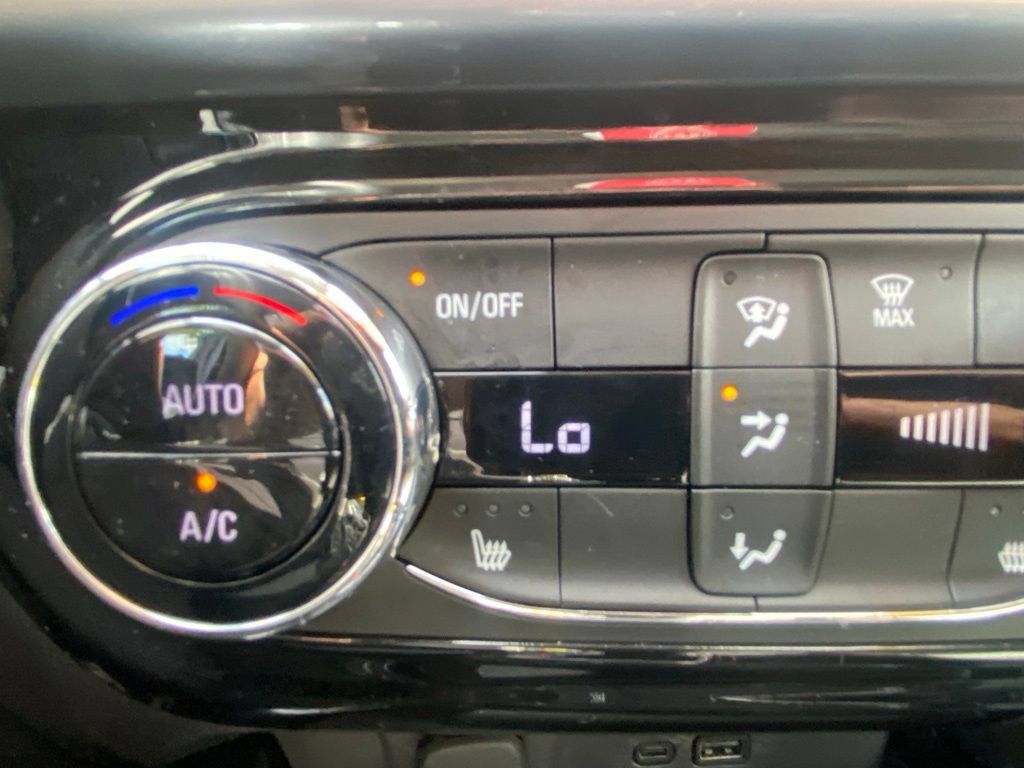 Used 2025 Chevrolet Trax LT w/ LT Convenience Package FWD image 30