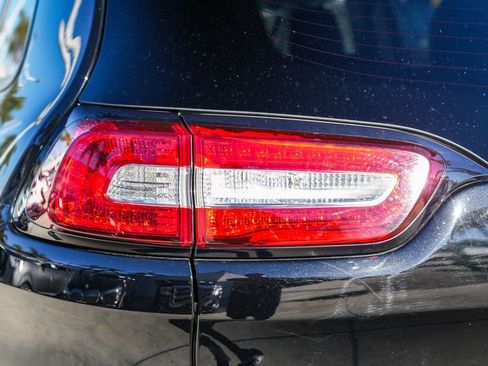 Used 2018 Jeep Cherokee Trailhawk image 9