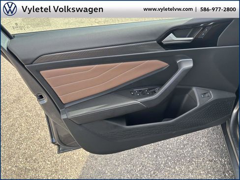 Certified 2025 Volkswagen Jetta SEL image 16