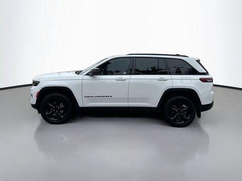 Used 2023 Jeep Grand Cherokee Altitude AWD/4WD image 4
