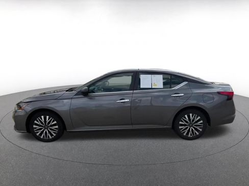 Used 2025 Nissan Altima 2.5 SV FWD image 9