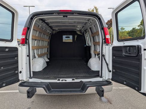 Used 2024 Chevrolet Express 2500 w/ Driver Convenience Package image 17