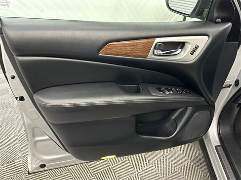 Used 2020 Nissan Pathfinder Platinum image 11