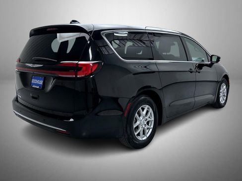 Used 2025 Chrysler Pacifica Select image 5