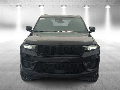 New 2025 Jeep Grand Cherokee Laredo image 3