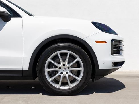 Certified 2025 Porsche Cayenne AWD/4WD image 11