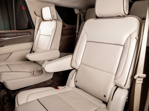 Used 2024 GMC Yukon Denali w/ Advanced Technology Package AWD/4WD image 28