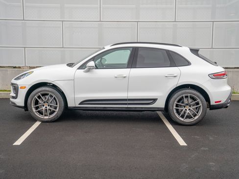 Certified 2025 Porsche Macan image 2
